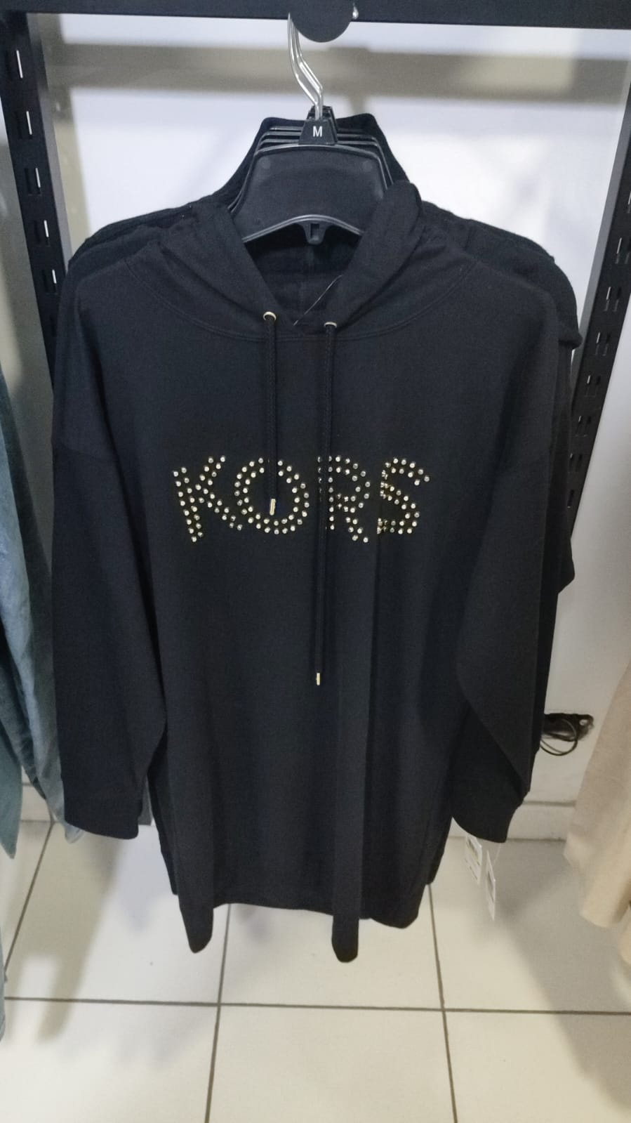 Chompa MK oscuro logo Kors