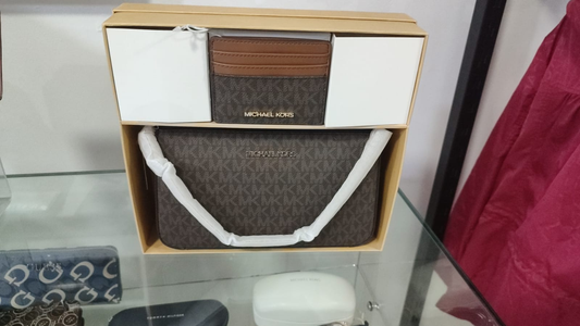 MK Giftable Shoulder Set marron monograma