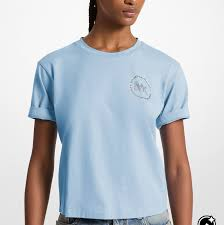 Polo celeste MK logo en el pecho